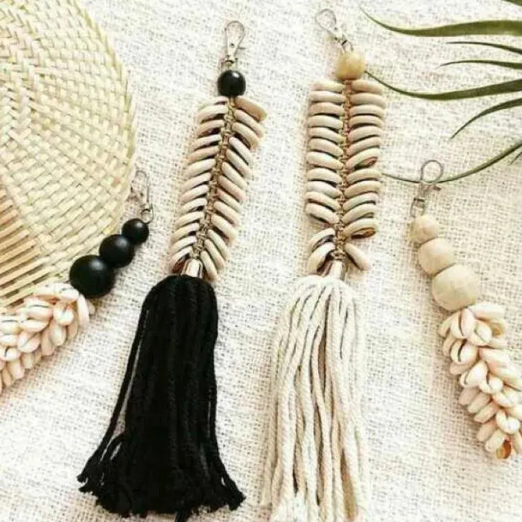 Hermi Seashell Tassels in White