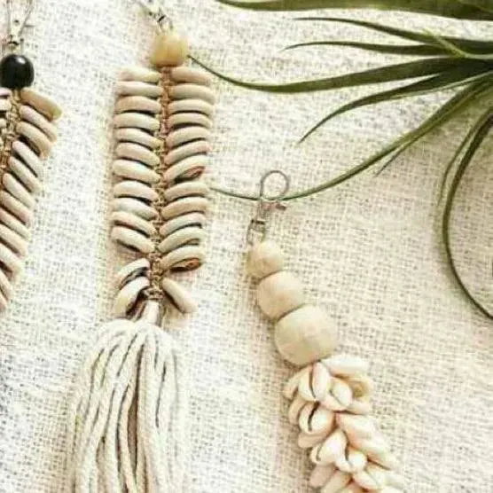 Hermi Seashell Tassels in White